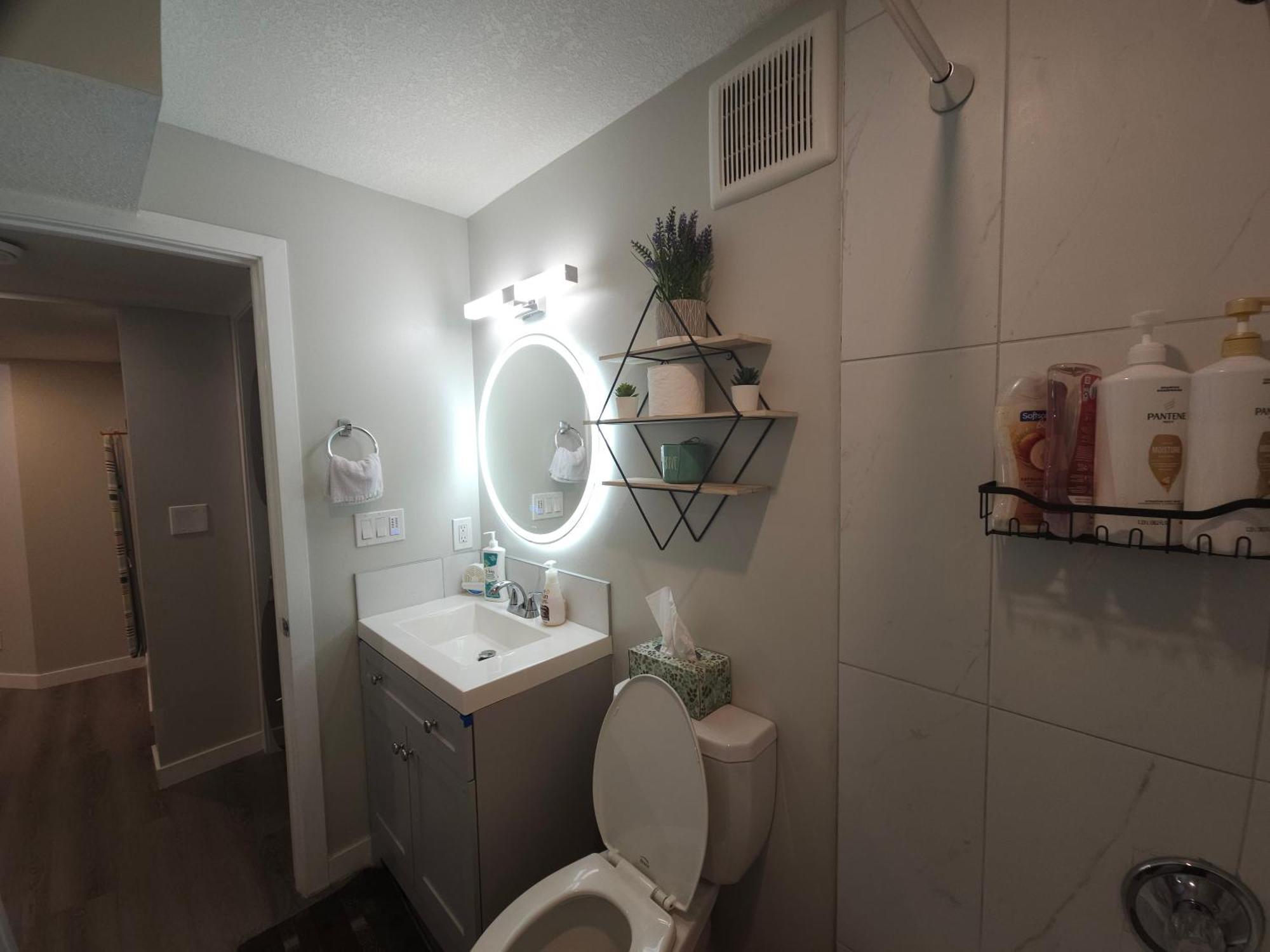 Cozy 2 Bedroom Suite, Queen Beds, Near The Airport Едмонтон Екстер'єр фото