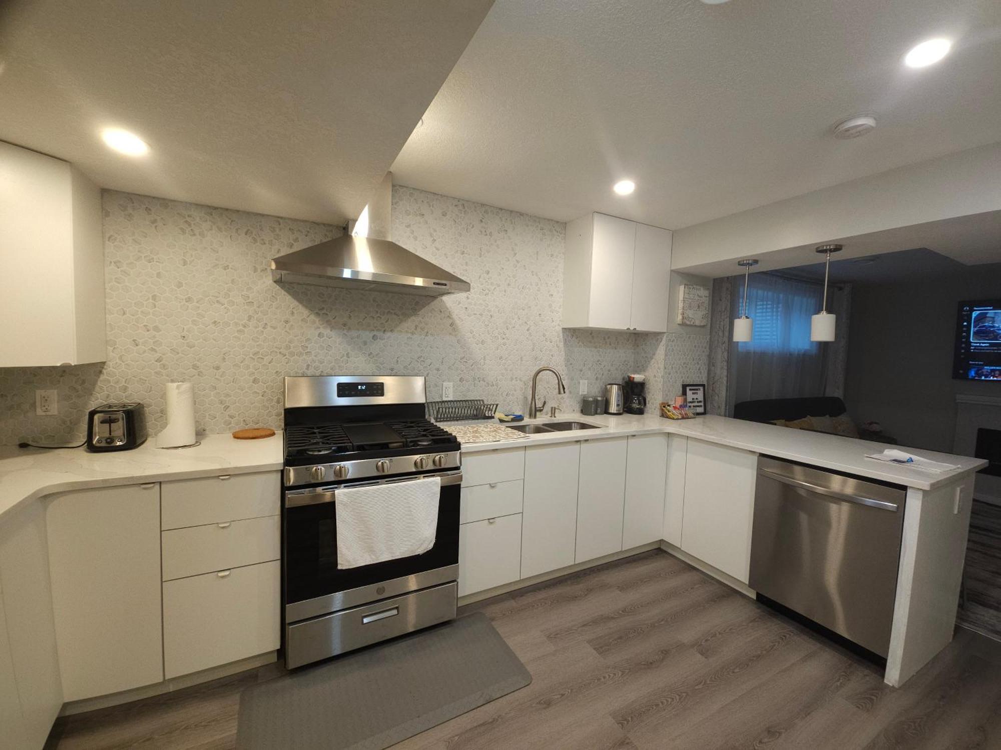 Cozy 2 Bedroom Suite, Queen Beds, Near The Airport Едмонтон Екстер'єр фото