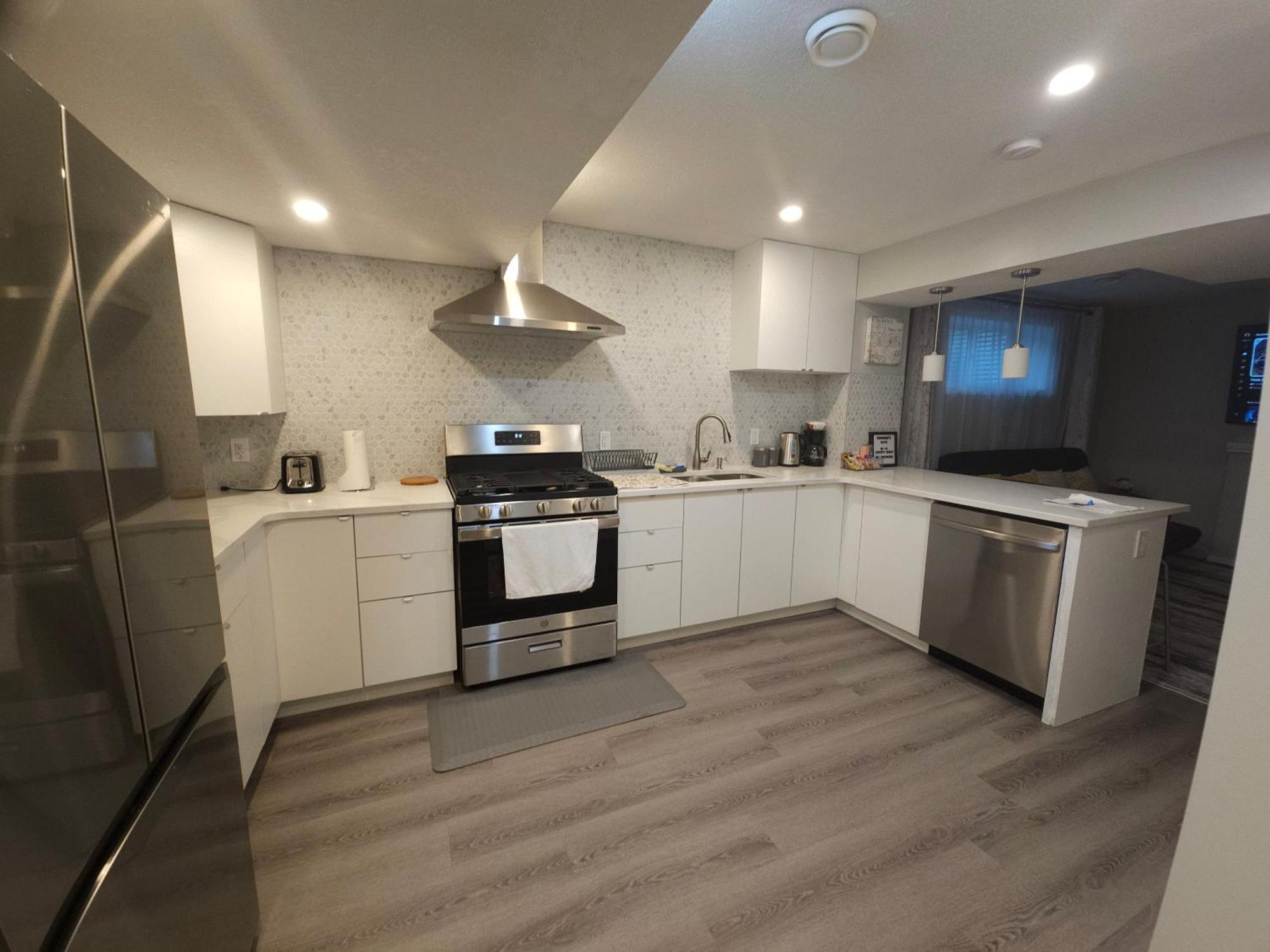 Cozy 2 Bedroom Suite, Queen Beds, Near The Airport Едмонтон Екстер'єр фото